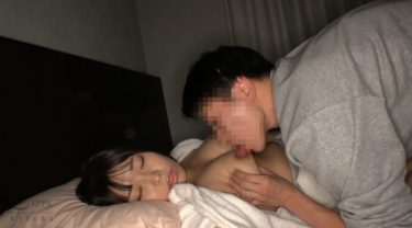 寝静まる美人巨乳の姉を○○する弟 あむ